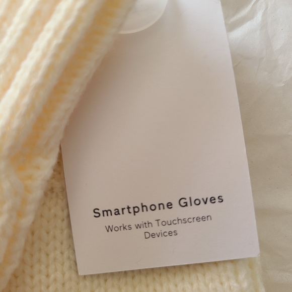 👀50% OFF - NWT‼️ Girl's GAP brand Tech Cable Knit Mittens - Picture 10 of 13